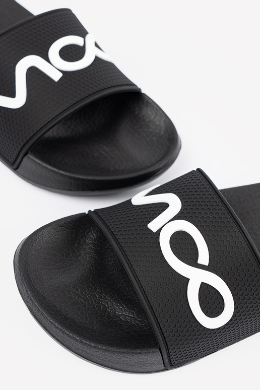 melnas krāsas čības ar uzrakstu