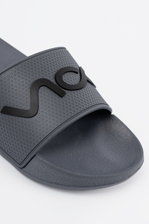 Pelēkas krāsas čības ar uzrakstu