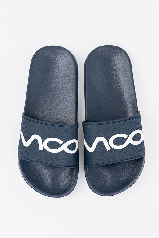 tumši zilas krāsas čības ar uzrakstu