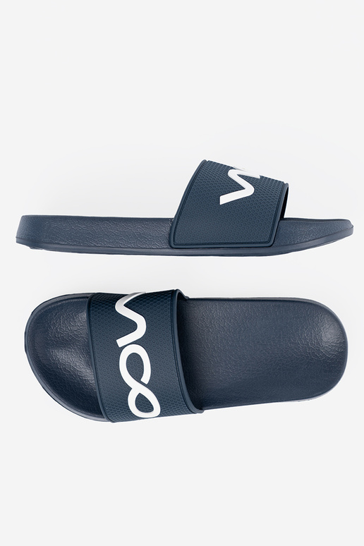 tumši zilas krāsas čības ar uzrakstu