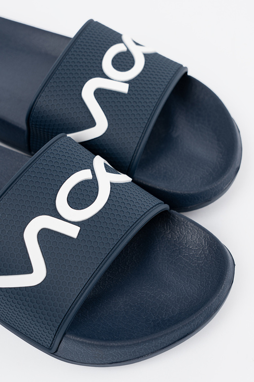 tumši zilas krāsas čības ar uzrakstu