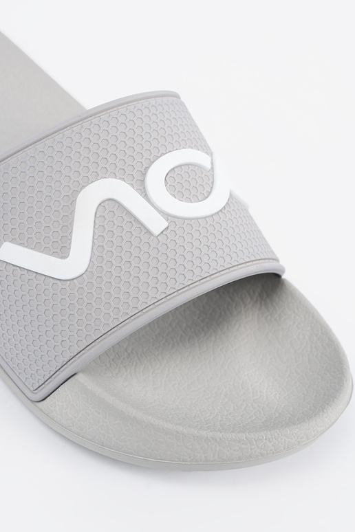 Pelēkas krāsas čības ar uzrakstu