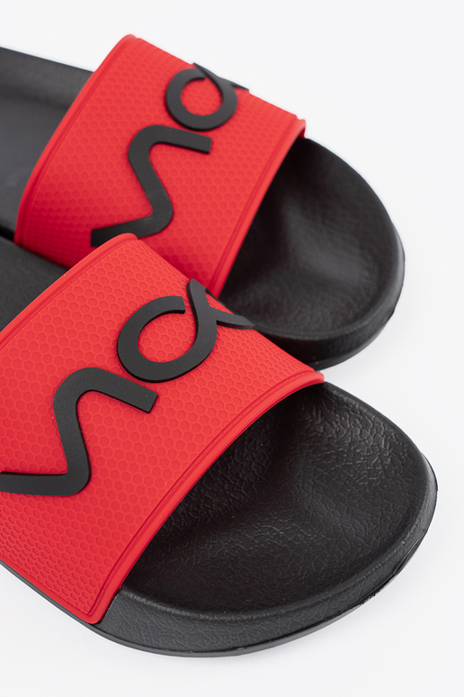 Melns-sarkans čības ar uzrakstu