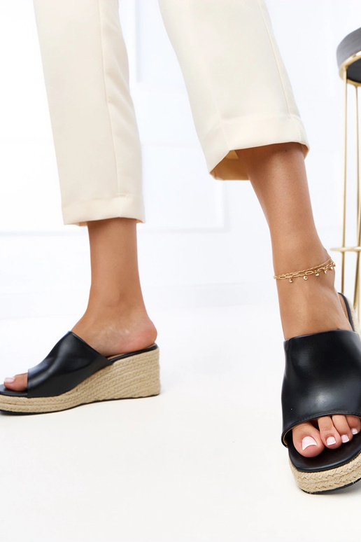 Melnas espadrilles čības uz...