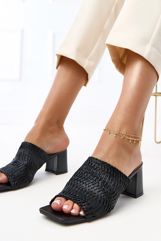 Melni čības uz papēžiem ar pinumiem...