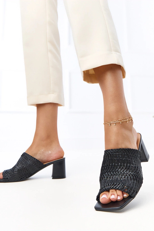 Melni čības uz papēžiem ar pinumiem...