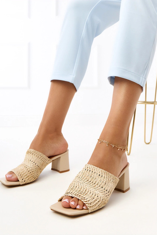 Smilšu krāsas čības uz papēžiem ar...