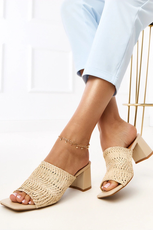 Smilšu krāsas čības uz papēžiem ar...