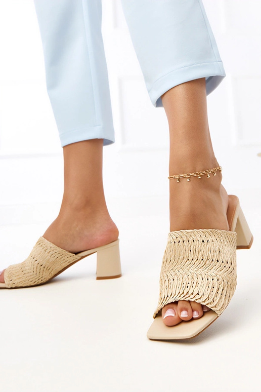 Smilšu krāsas čības uz papēžiem ar...