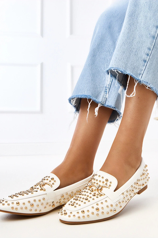 Balti mokasīni ar dekoratīvām kniedēm...