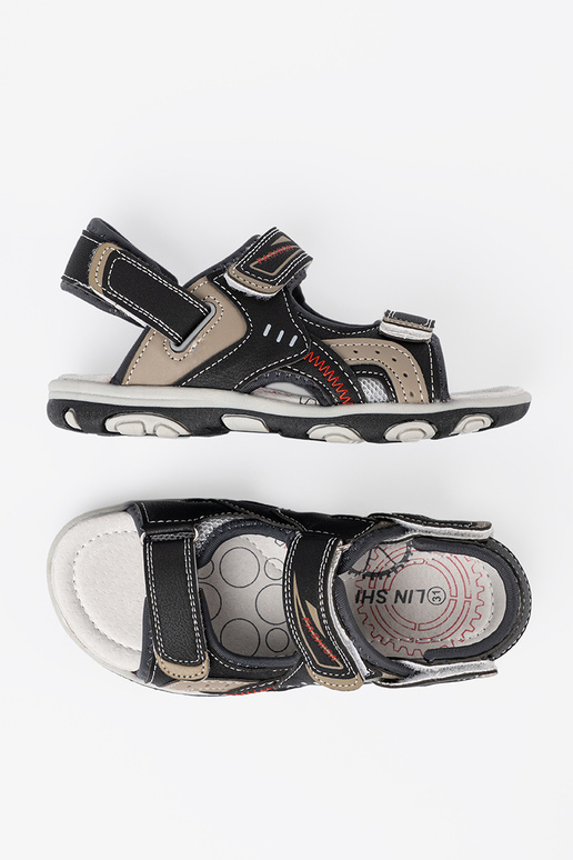 melnas krāsas kurpes puicisks