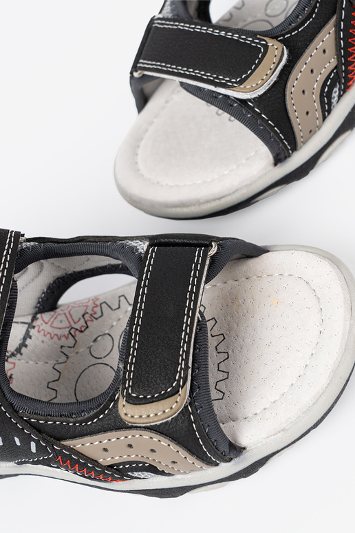 melnas krāsas kurpes puicisks