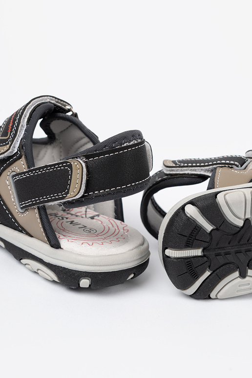 melnas krāsas kurpes puicisks