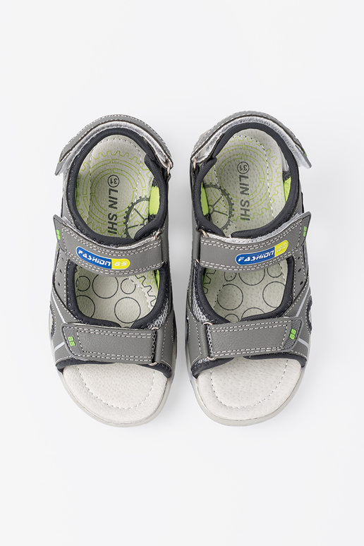 Pelēkas krāsas kurpes puicisks