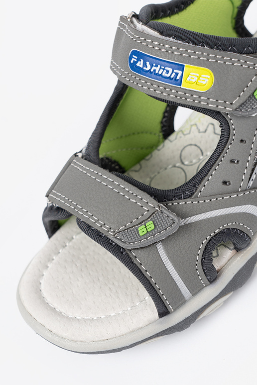 Pelēkas krāsas kurpes puicisks