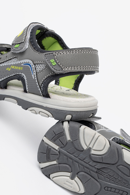 Pelēkas krāsas kurpes puicisks