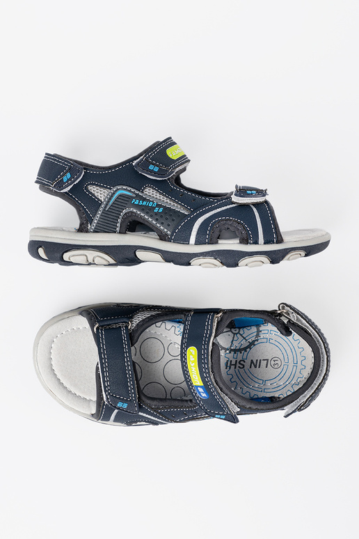 Pelēkas krāsas kurpes puicisks