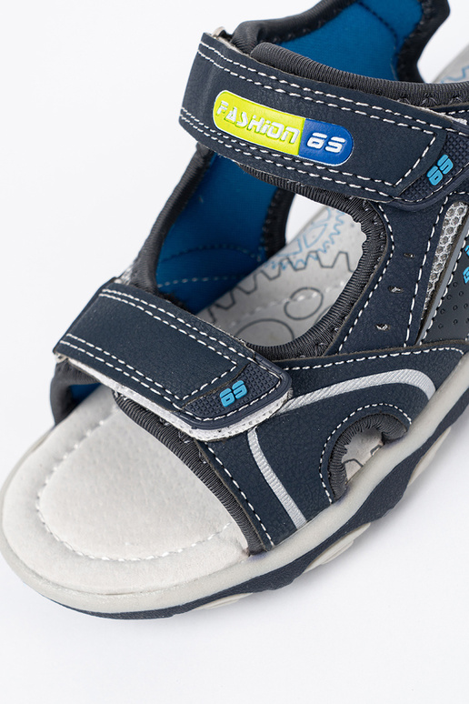 Pelēkas krāsas kurpes puicisks