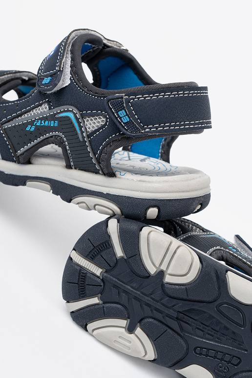 Pelēkas krāsas kurpes puicisks