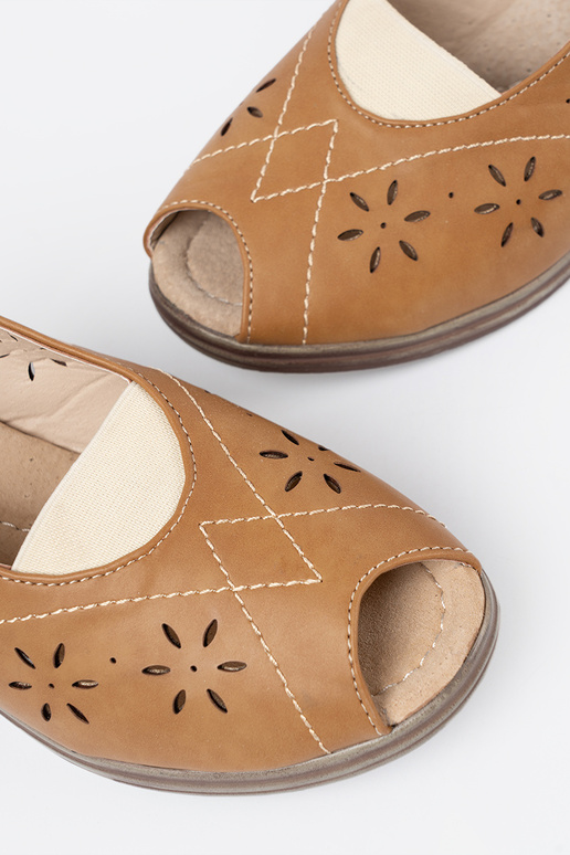 Brūnas krāsas ažūra kurpes uz ķīļa