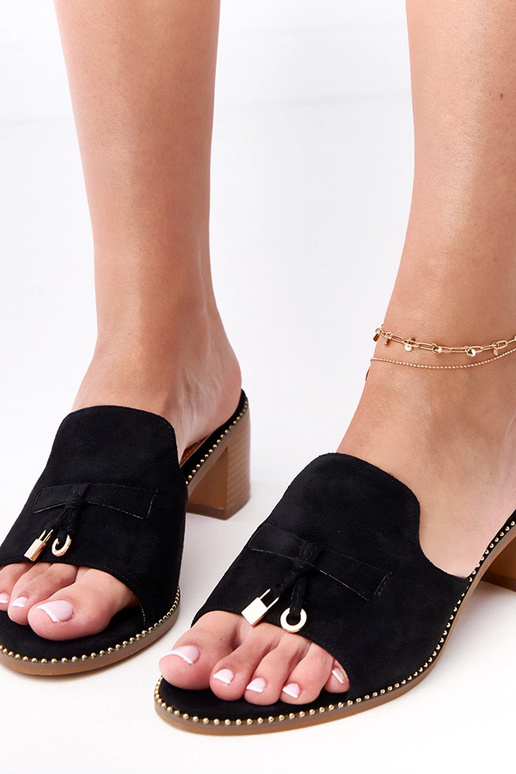 Melnas čības uz papēža ar rotājumu uz...