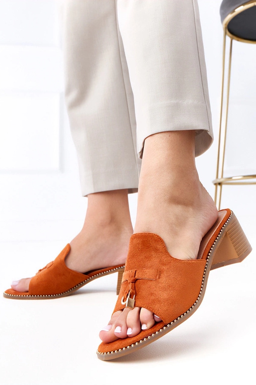 Brūnas čības uz papēža ar rotājumu uz...