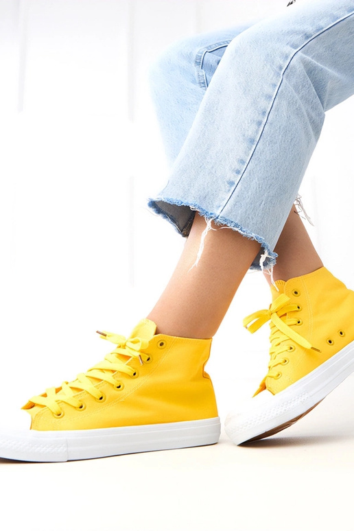 Dzeltenie augstpapēžu sporta apavi...