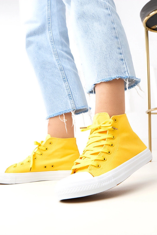 Dzeltenie augstpapēžu sporta apavi...