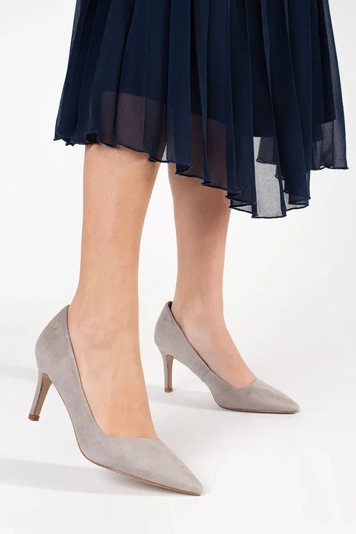 Pelēkas krāsas puszābaki uz augsta papēža