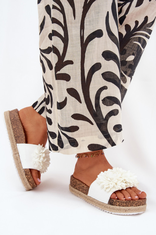 sieviešu čības ar platformu Ar greznui Ziedskami baltas krāsas Tessara sieviešu čības ar platformu Ar greznui Ziedskami baltas krāsas Tessara