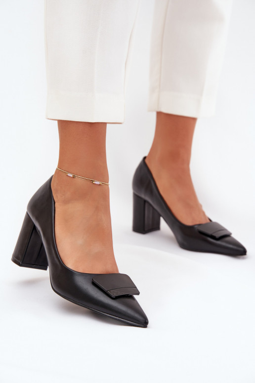 Kurpes ar papēdi ar ornamentiem melnas krāsas Celira