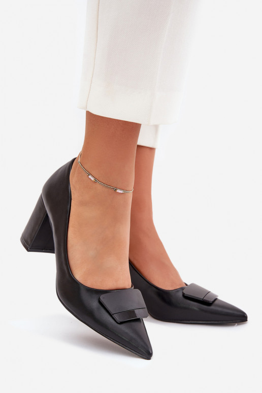 Kurpes ar papēdi ar ornamentiem melnas krāsas Celira