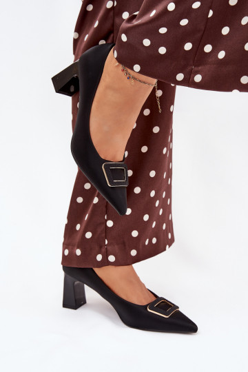 Kurpes ar papēdi dekorēti ar sprādzēm melnas krāsas Seriva