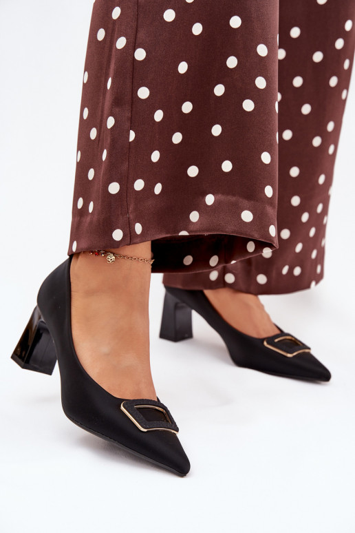 Kurpes ar papēdi dekorēti ar sprādzēm melnas krāsas Seriva