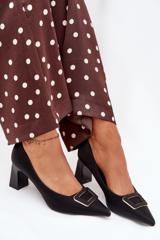 Kurpes ar papēdi dekorēti ar sprādzēm melnas krāsas Seriva