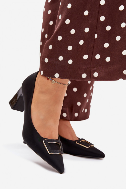 Kurpes ar papēdi dekorēti ar sprādzēm melnas krāsas Seriva