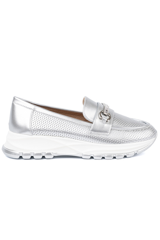 Sudraba krāsas mokasīni z dekoracyjnym zeltainim elementem