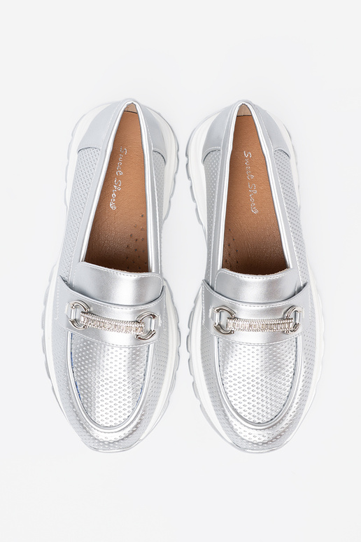 Sudraba krāsas mokasīni z dekoracyjnym zeltainim elementem