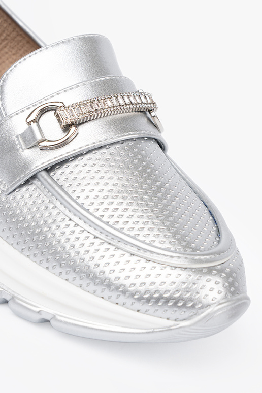 Sudraba krāsas mokasīni z dekoracyjnym zeltainim elementem