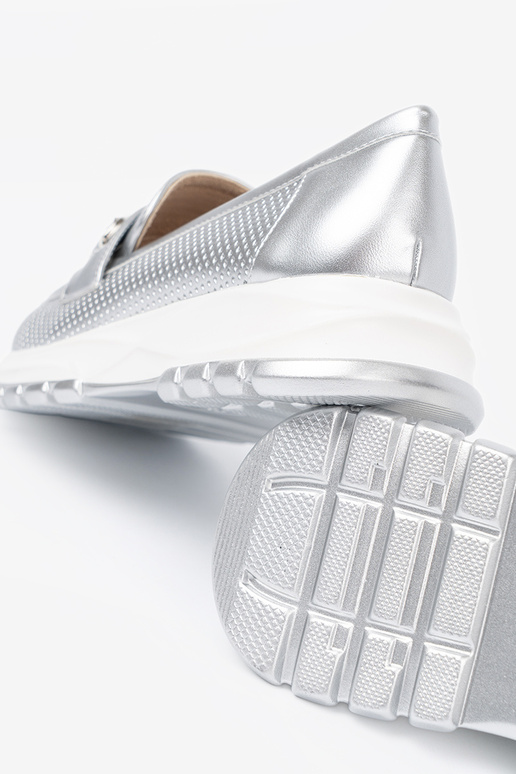 Sudraba krāsas mokasīni z dekoracyjnym zeltainim elementem
