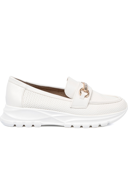 baltas krāsas mokasīni z dekoracyjnym zeltainim elementem.