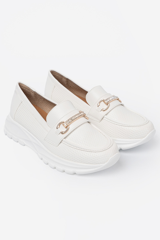 baltas krāsas mokasīni z dekoracyjnym zeltainim elementem.