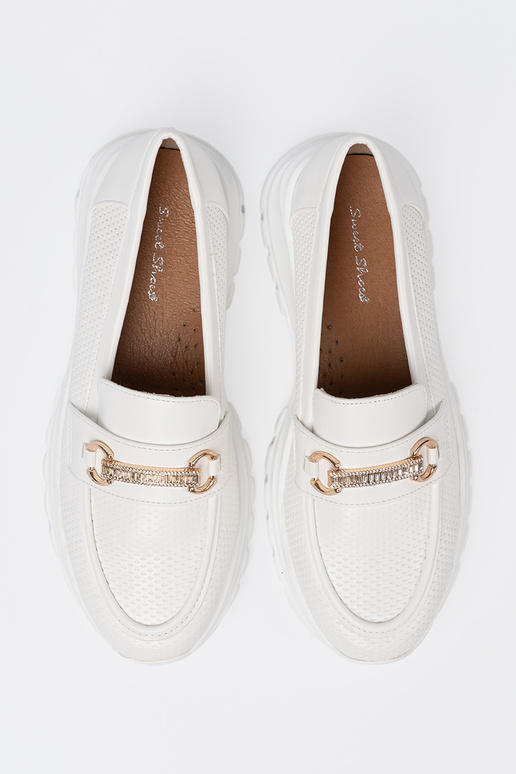 baltas krāsas mokasīni z dekoracyjnym zeltainim elementem.