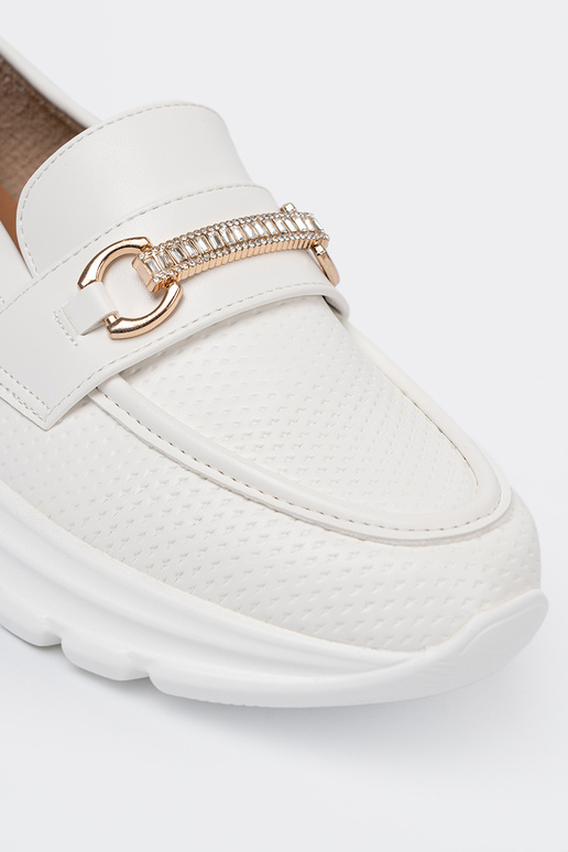 baltas krāsas mokasīni z dekoracyjnym zeltainim elementem.