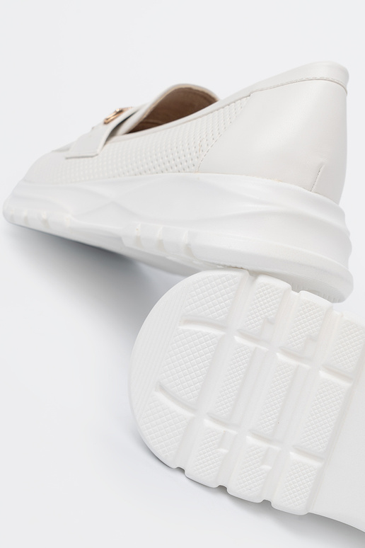 baltas krāsas mokasīni z dekoracyjnym zeltainim elementem.