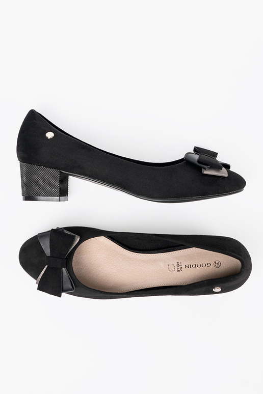 melnas krāsas puszābaki ar loku uz papēža