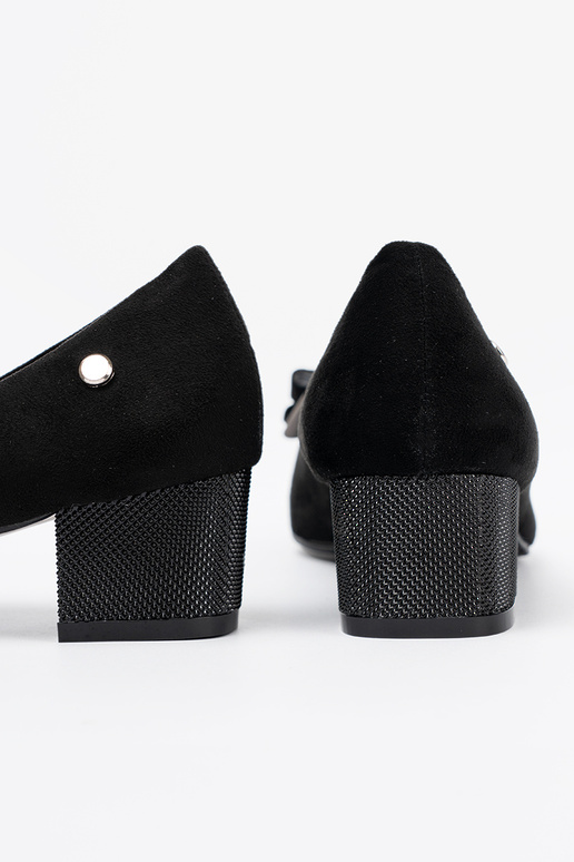 melnas krāsas puszābaki ar loku uz papēža