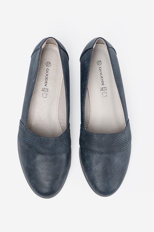 tumši zilas krāsas mokasīni uz baltas zoles