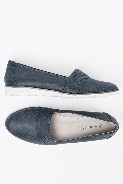 tumši zilas krāsas mokasīni uz baltas zoles