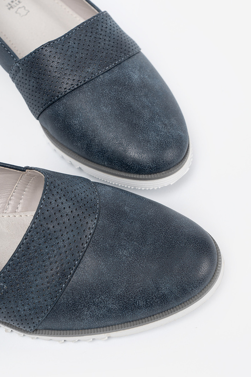 tumši zilas krāsas mokasīni uz baltas zoles